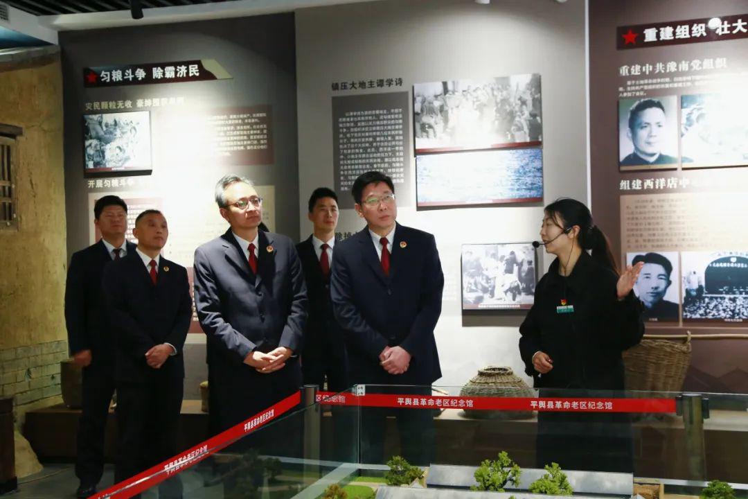 平舆县检察院联合河南省检察院驻村工作队开展清明祭英烈活动