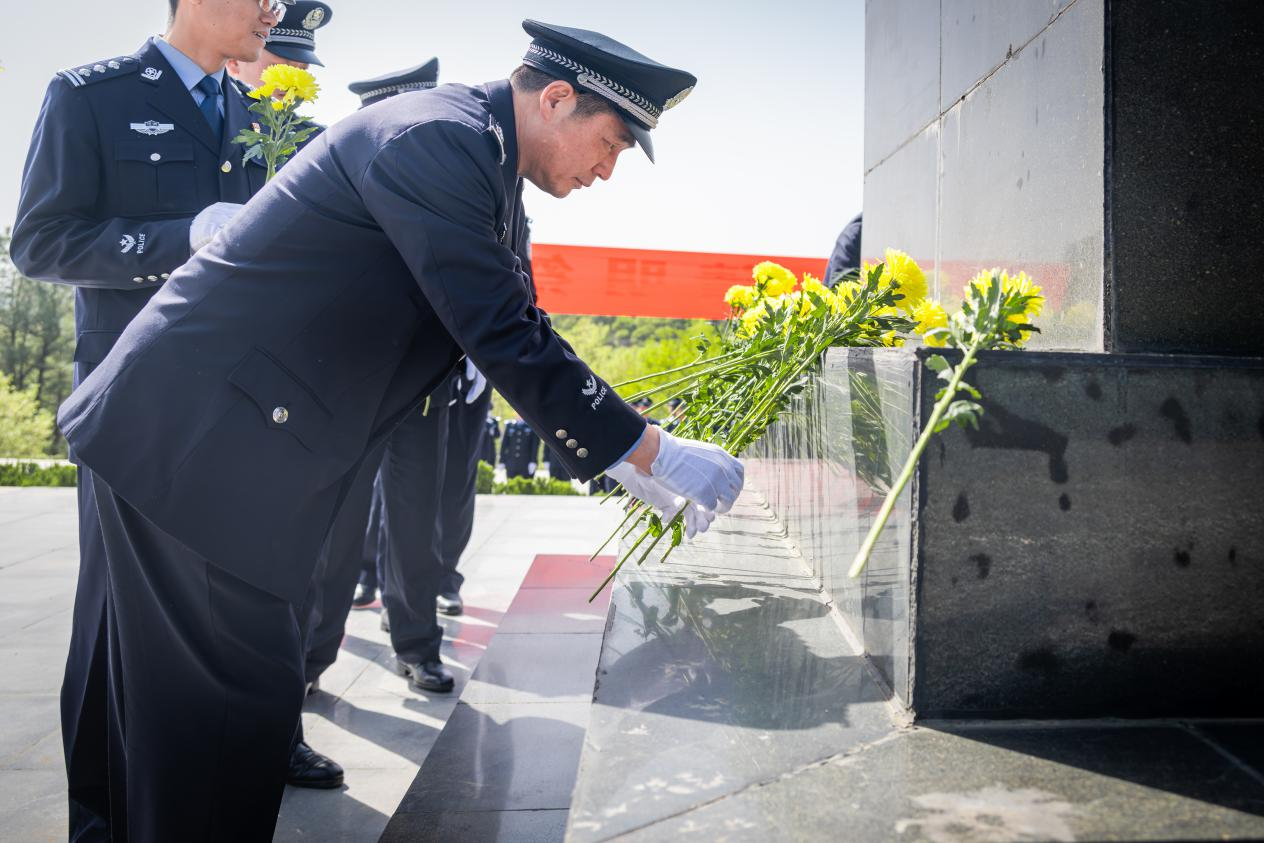 驻马店市公安局经济开发区分局举行 “传承英烈精神 赓续红色血脉”主题清明祭奠英烈活动