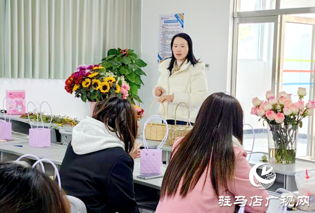 花香传递雷锋精神 巧手绽放青春风采