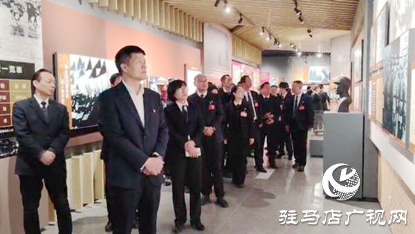驻马店市公交公司联合市身边好人协会组织开展缅怀革命先烈主题活动