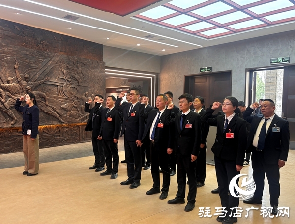  平舆公交组织党员干部开展“缅怀革命先烈，传承红色精神”主题党日活动