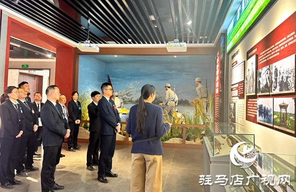  平舆公交组织党员干部开展“缅怀革命先烈，传承红色精神”主题党日活动