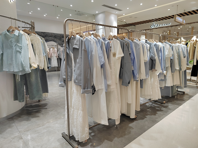 驻马店：气温攀升催热清凉经济 夏装抢“鲜”上市掀消费热潮