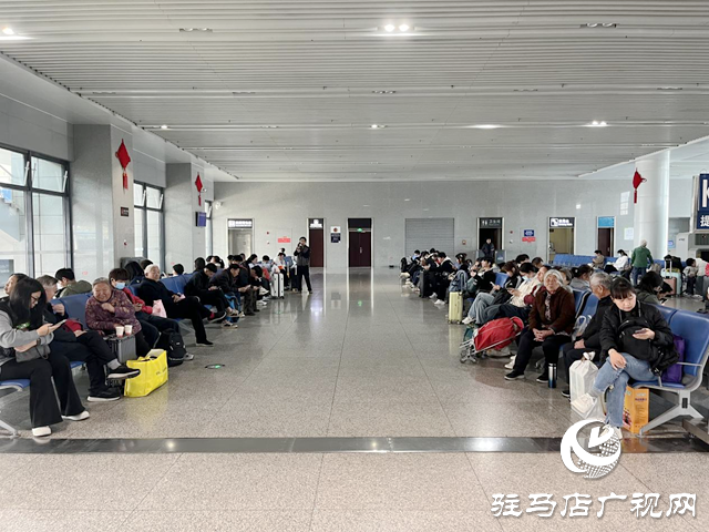 驻马店站迎来清明小长假返程小高峰