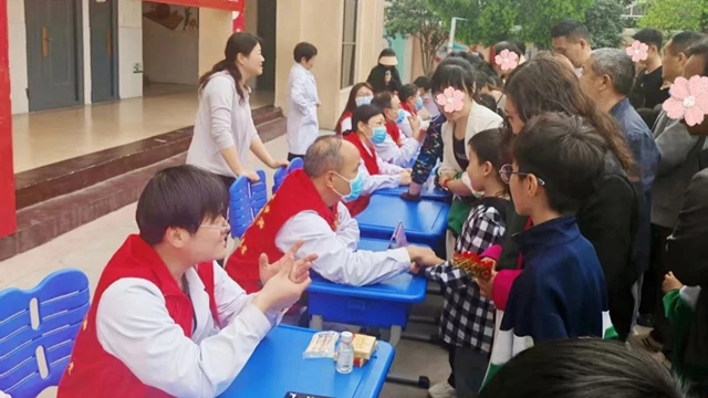  “健康天中行·大医献爱心”驻马店市中医院健康义诊活动走进驻马店市第二小学