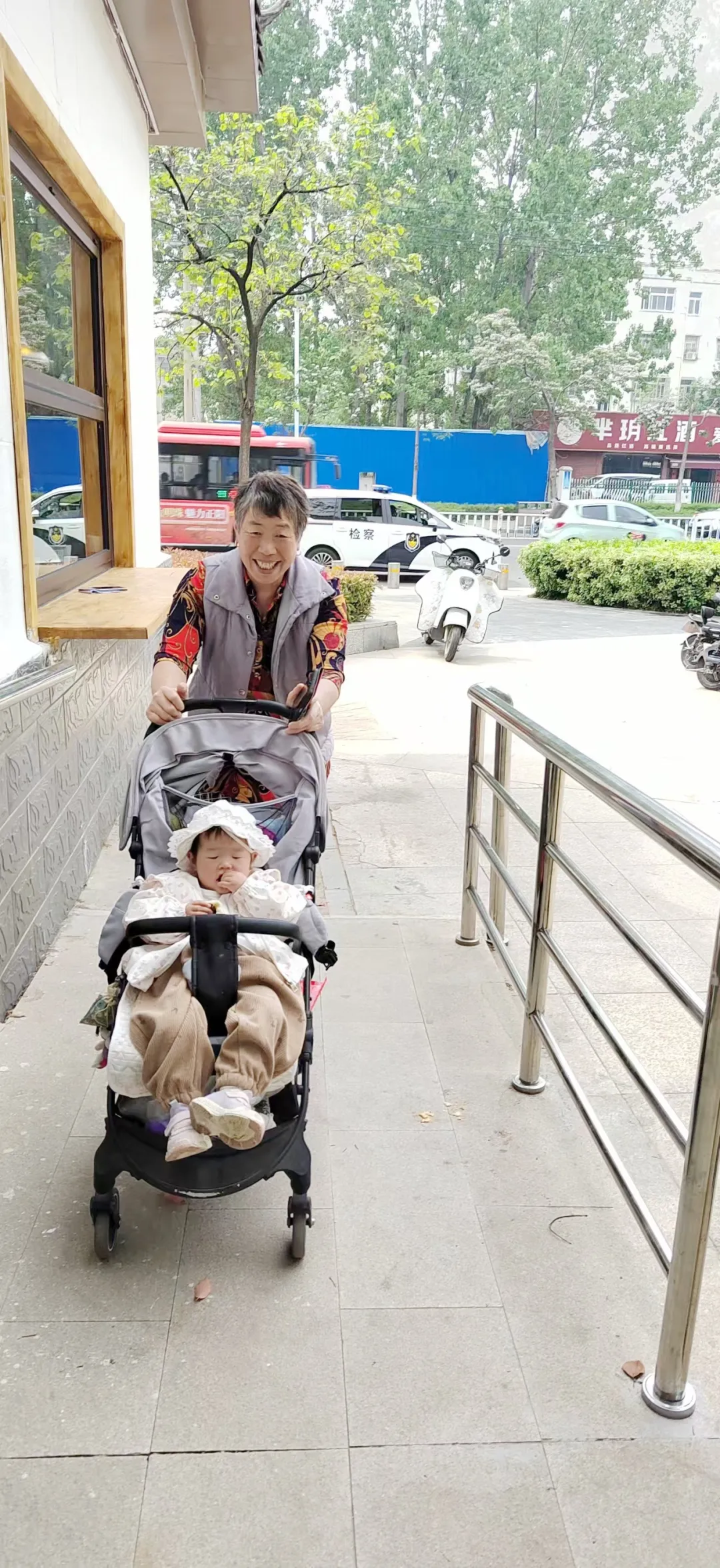 驿城区检察院对主城区城市书房无障碍环境治理进行回头看