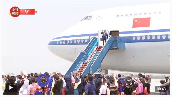 习近平抵达河内对越南进行国事访问