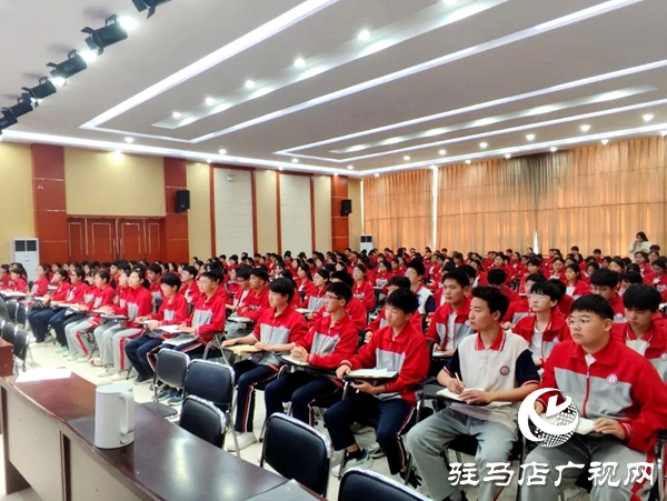 共青团平舆县委在平舆六中开展2025年示范性主题团日活动  全媒体记者 朱剑锋 通讯员 杨媚 在第十个全民国家安全教育日来临之际，为教育引导全县广大团员青年深入领会总体国家安全观的思想内涵，深刻认识总体国家安全观的实践伟力，在维护国家主权、安全、发展利益的火热实践中挺膺担当，为强国建设、民族复兴贡献青春力量，2025年4月14日，共青团平舆县委在平舆县第六初级中学组织开展“国家安全 青春挺膺”主题团日活动。   以学为先 筑牢思想根基 会上，团县委副书记为团员青年宣讲了国家总体安全观、国家安全的主要内容及维护国家安全的重要意义，教育引导团员青年从小事做起、从我做起，在日常生活中自觉履行国家安全义务，积极传播国家安全知识，为国家安全建设贡献自己的力量，携手共建国家安全伟业。  以观明戒 紧绷安全之弦 平舆六中政教副校长结合案例深入浅出地讲解了总体国家安全观创新引领成就、十年来全民国家安全教育成果以及青少年如何在日常生活中维护国家安全等多个方面知识，使大家对国家安全有了更加直观、深刻的认识。  以固促学 凝聚青春力量 最后，平舆六中党支部书记对本次主题团日活动进行总结发言，让学生们对国家安全有更深入的了解，以便学生加强学习，提高自身素质，树立正确的国家安全观，增强责任感和使命感，积极投身国家安全工作，为维护国家安全贡献出自己的力量。国家安全无小事，青春挺膺展担当。通过此次“国家安全 青春挺膺”示范性主题团日活动，不仅提高了团员青年的国家安全防范意识，更增强了团员青年自觉维护国家安全的责任感。下一步，团县委将以此次主题团日活动为契机，持续开展形式多样、通俗易懂的国家安全教育宣传活动，促进广大团员青年牢固树立正确的国家安全观，切实增强团员青年维护国家安全的思想自觉和行动自觉，为维护国家安全和社会稳定贡献青春力量。