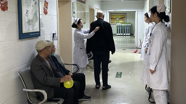 呼吸康复路，护患同行时——驻马店市第二中医院带领患者开展呼吸操运动