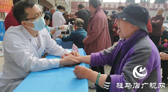  经济开发区贾庄居委会开展“爱心义诊进社区 健康咨询暖人心”便民服务活动