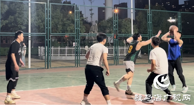 驻马店：天中广场跃动夜健康 市民舞出春日新时尚