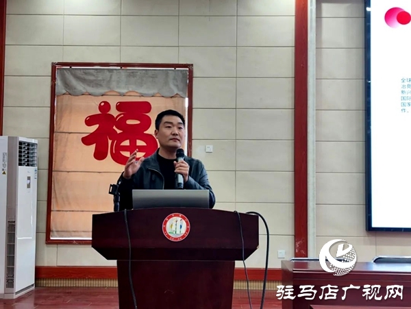 共青团平舆县委在平舆六中开展2025年示范性主题团日活动  全媒体记者 朱剑锋 通讯员 杨媚 在第十个全民国家安全教育日来临之际，为教育引导全县广大团员青年深入领会总体国家安全观的思想内涵，深刻认识总体国家安全观的实践伟力，在维护国家主权、安全、发展利益的火热实践中挺膺担当，为强国建设、民族复兴贡献青春力量，2025年4月14日，共青团平舆县委在平舆县第六初级中学组织开展“国家安全 青春挺膺”主题团日活动。   以学为先 筑牢思想根基 会上，团县委副书记为团员青年宣讲了国家总体安全观、国家安全的主要内容及维护国家安全的重要意义，教育引导团员青年从小事做起、从我做起，在日常生活中自觉履行国家安全义务，积极传播国家安全知识，为国家安全建设贡献自己的力量，携手共建国家安全伟业。  以观明戒 紧绷安全之弦 平舆六中政教副校长结合案例深入浅出地讲解了总体国家安全观创新引领成就、十年来全民国家安全教育成果以及青少年如何在日常生活中维护国家安全等多个方面知识，使大家对国家安全有了更加直观、深刻的认识。  以固促学 凝聚青春力量 最后，平舆六中党支部书记对本次主题团日活动进行总结发言，让学生们对国家安全有更深入的了解，以便学生加强学习，提高自身素质，树立正确的国家安全观，增强责任感和使命感，积极投身国家安全工作，为维护国家安全贡献出自己的力量。国家安全无小事，青春挺膺展担当。通过此次“国家安全 青春挺膺”示范性主题团日活动，不仅提高了团员青年的国家安全防范意识，更增强了团员青年自觉维护国家安全的责任感。下一步，团县委将以此次主题团日活动为契机，持续开展形式多样、通俗易懂的国家安全教育宣传活动，促进广大团员青年牢固树立正确的国家安全观，切实增强团员青年维护国家安全的思想自觉和行动自觉，为维护国家安全和社会稳定贡献青春力量。