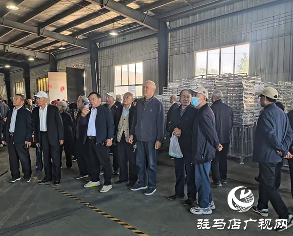 平舆县组织老干部开展“走基层、看项目、话‘三园’”观摩活动   平舆新闻