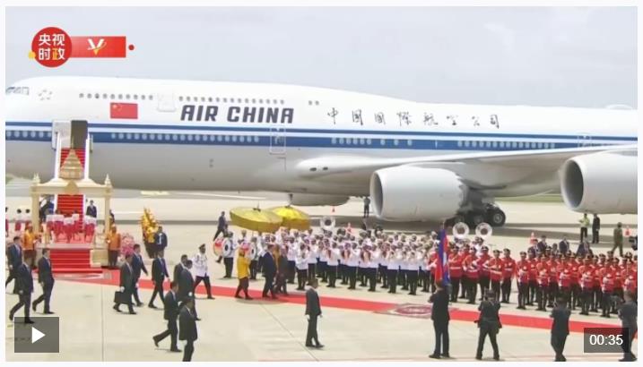 独家视频丨习近平检阅柬埔寨仪仗队