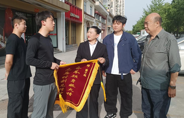 小吃店深夜起火 三青年临危不惧化险情