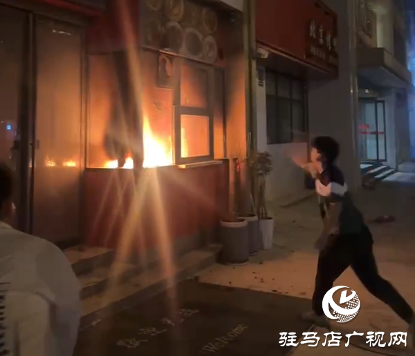 小吃店深夜起火 三青年临危不惧化险情 