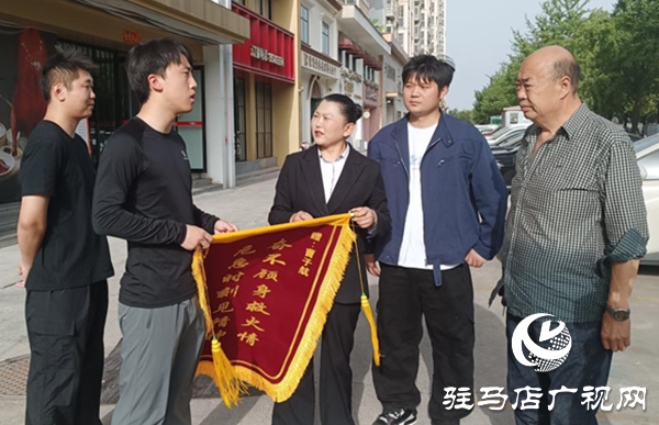 小吃店深夜起火 三青年临危不惧化险情 