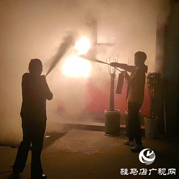 小吃店深夜起火 三青年临危不惧化险情 