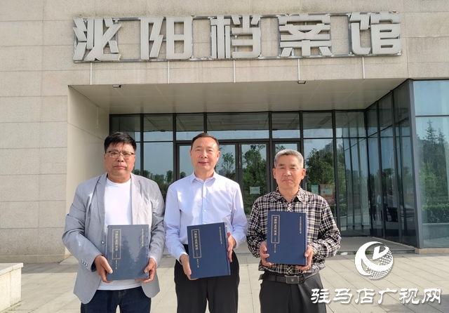 泌阳：情系桑梓赠典籍 书香致远润心田 ——各界人士向县图书馆、档案馆、一高捐赠珍贵文献