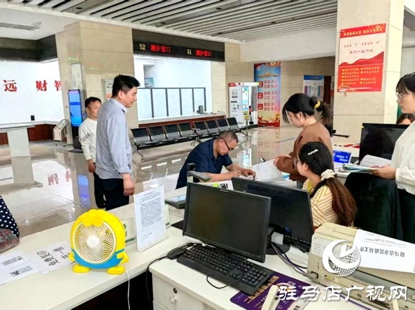 平舆县民政局局长检查指导婚姻登记工作