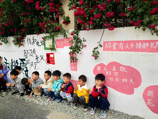 蔷薇花绽放 幼儿园老师绘就网红打卡地